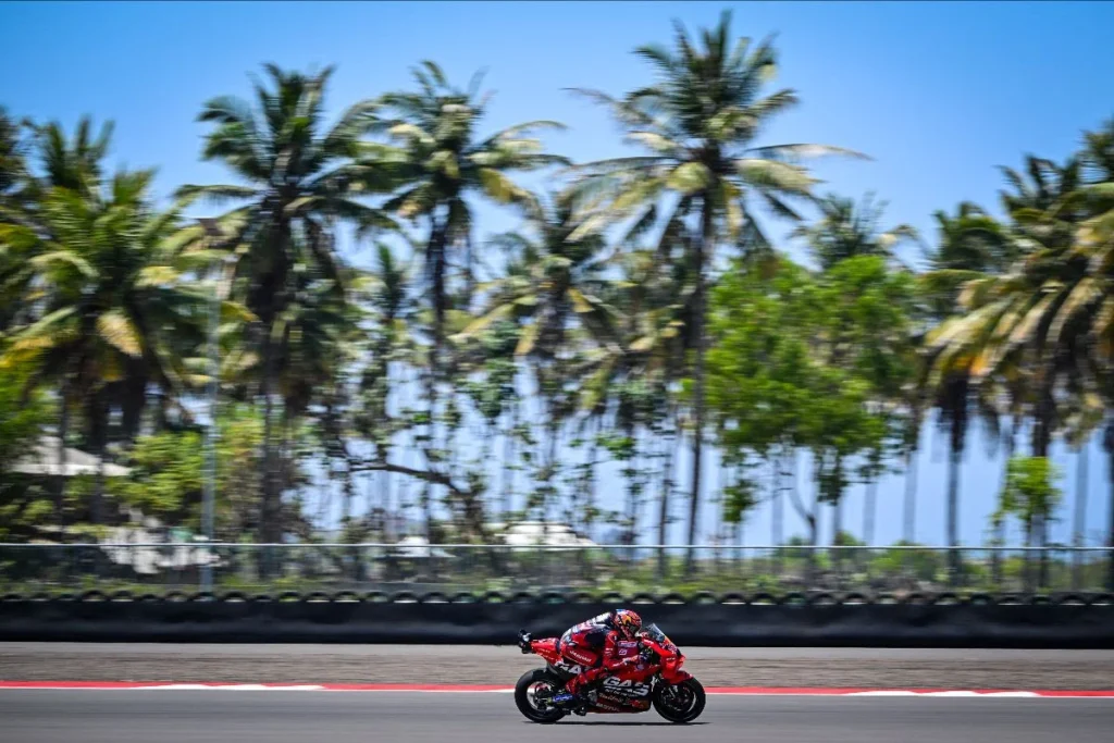 Augusto Fernandez racing in Mandalika, Indonesian GP, passing palm trees